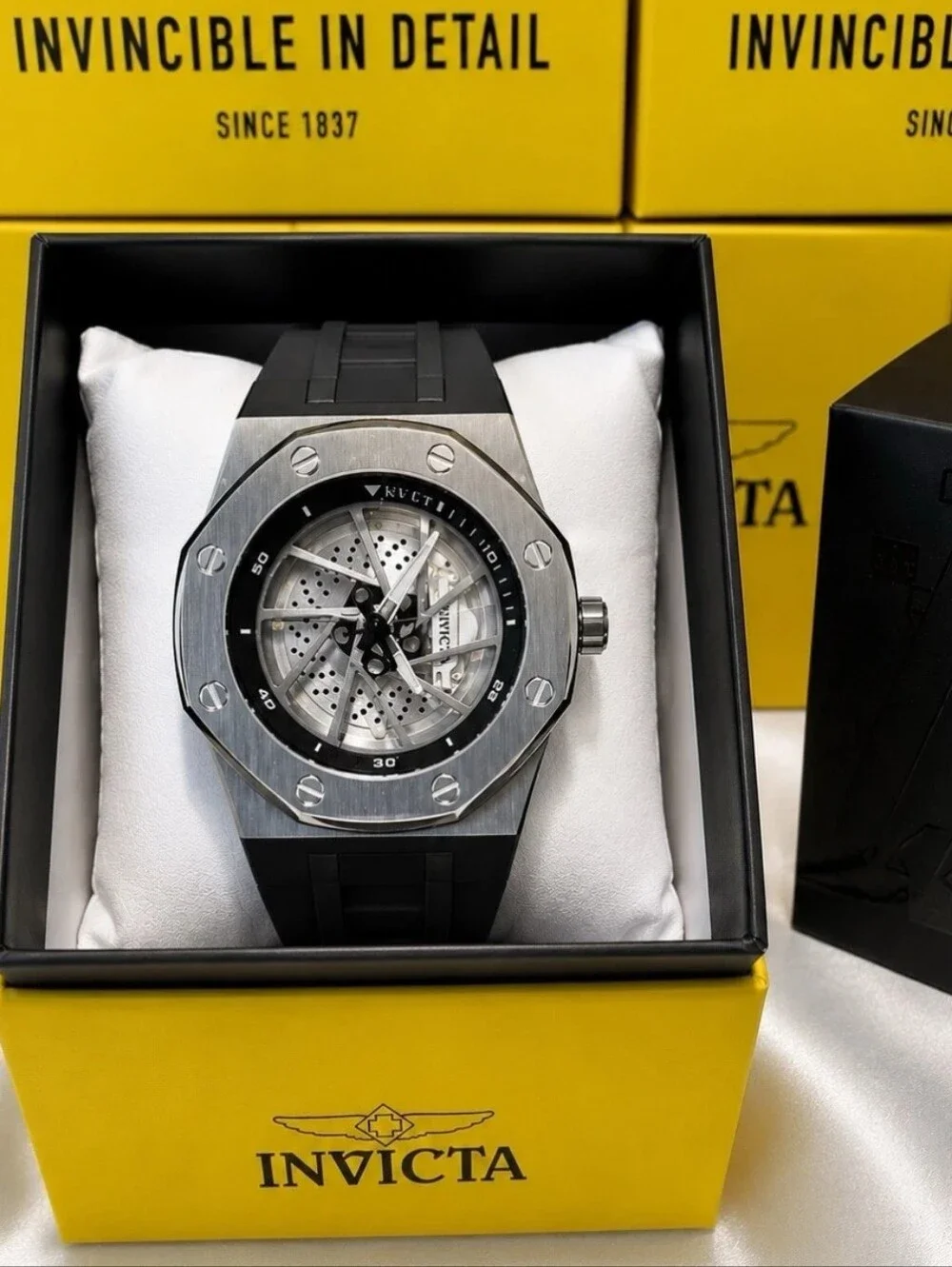 New Invicta Speedway Rim Men’s Black Silicone Strap Quartz Watch